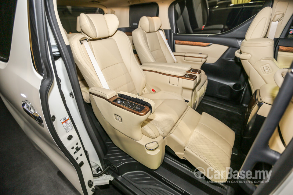 Toyota Alphard AH30 (2016) Interior