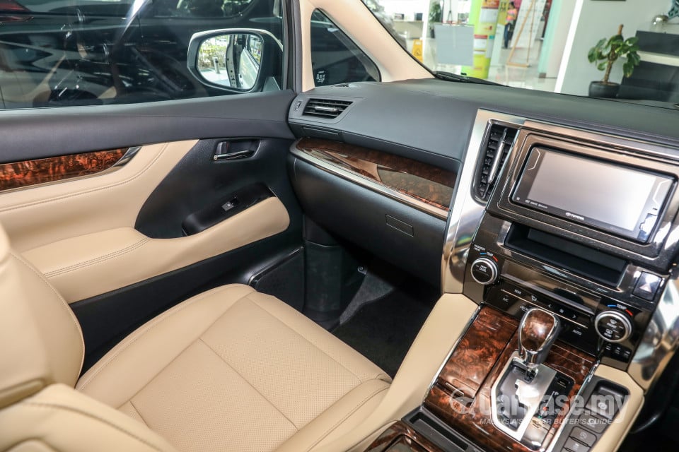 Toyota Alphard AH30 Facelift (2018) Interior