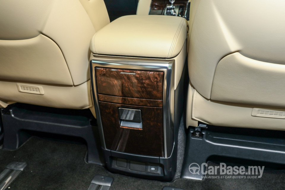 Toyota Alphard AH30 Facelift (2018) Interior
