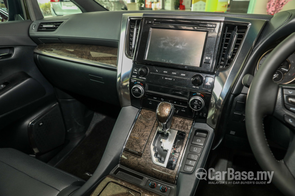 Toyota Alphard AH30 Facelift (2018) Interior