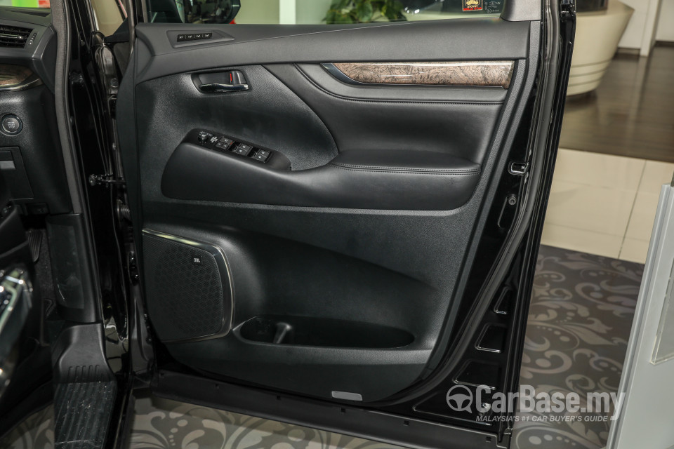 Toyota Alphard AH30 Facelift (2018) Interior