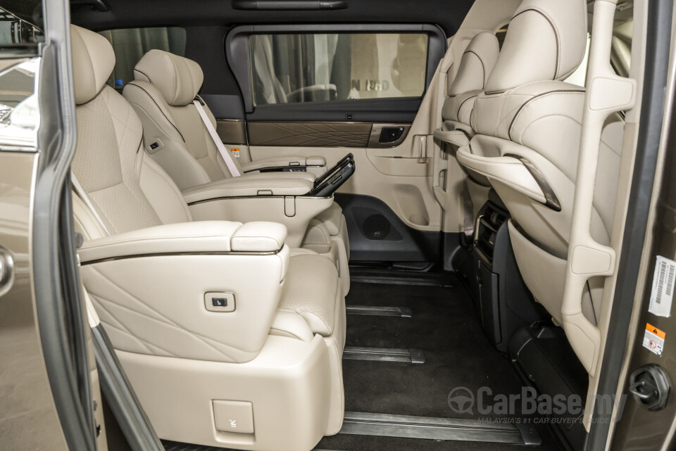 Toyota Alphard AH40 (2023) Interior