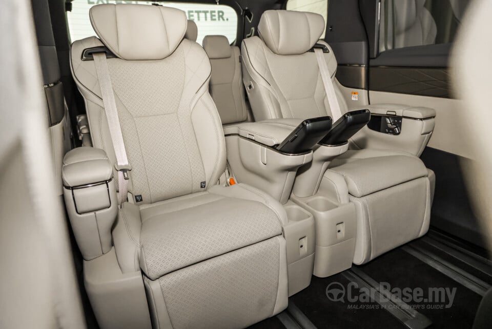 Toyota Alphard AH40 (2023) Interior