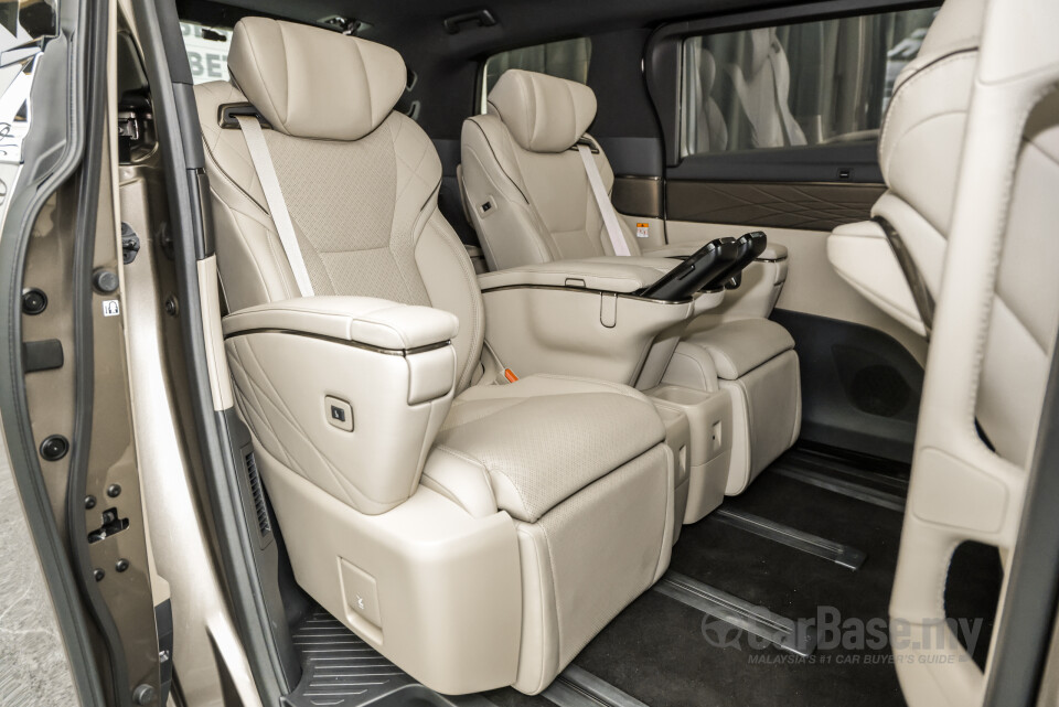 Toyota Alphard AH40 (2023) Interior