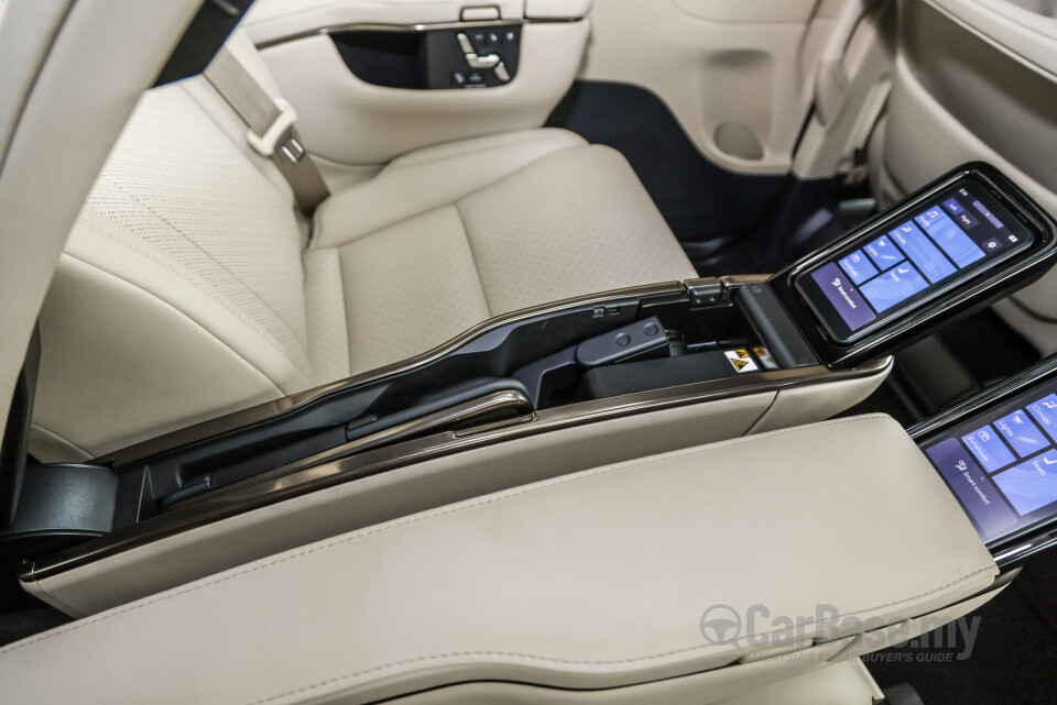 Toyota Alphard AH40 (2023) Interior