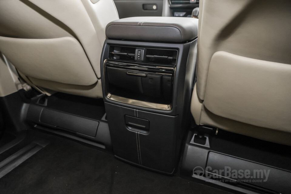 Toyota Alphard AH40 (2023) Interior