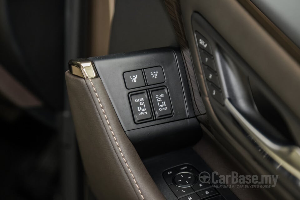 Toyota Alphard AH40 (2023) Interior