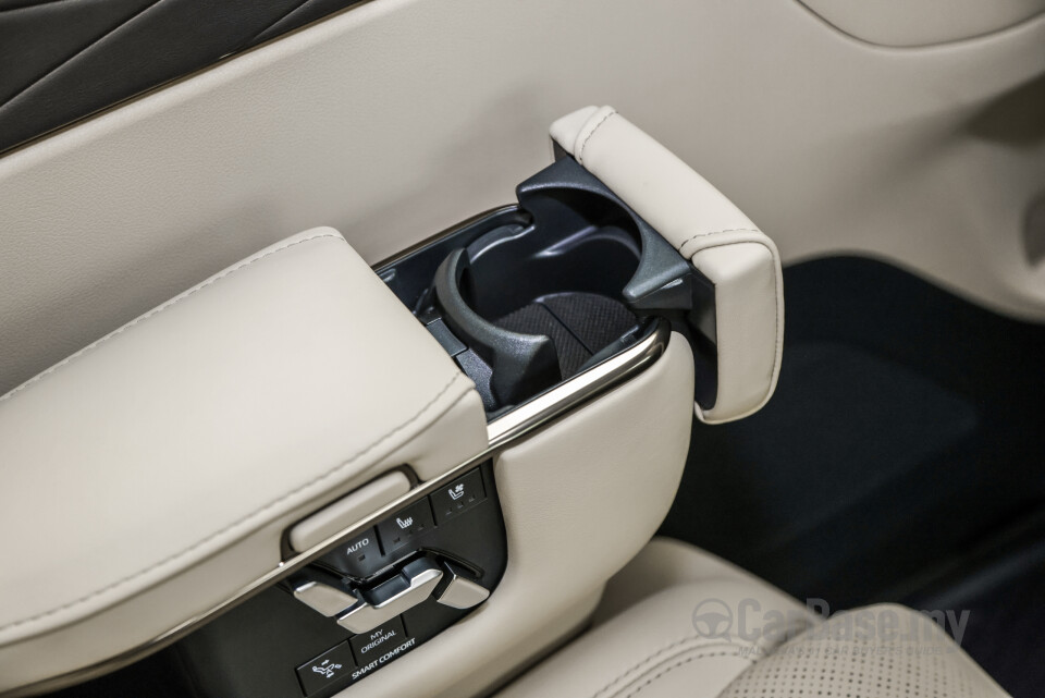 Toyota Alphard AH40 (2023) Interior