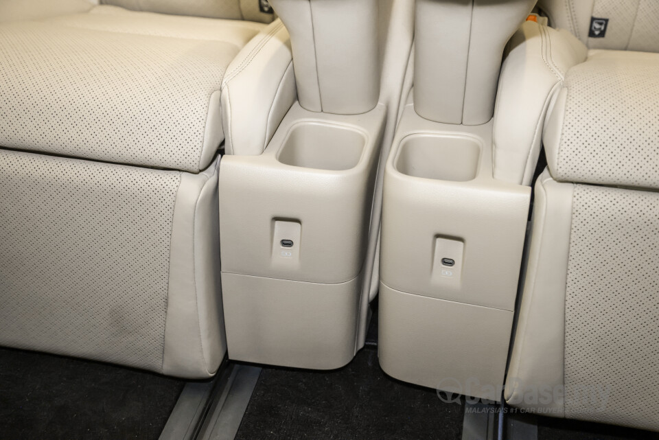 Toyota Alphard AH40 (2023) Interior