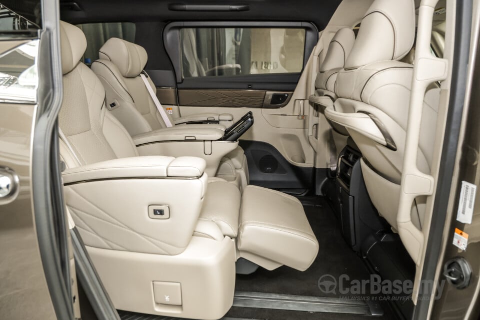 Toyota Alphard AH40 (2023) Interior