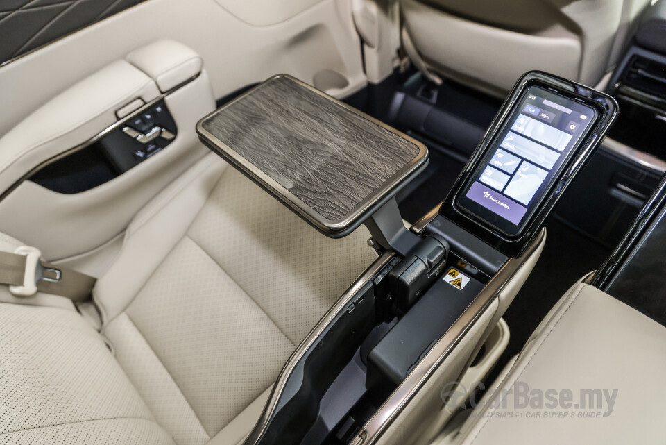 Toyota Alphard AH40 (2023) Interior