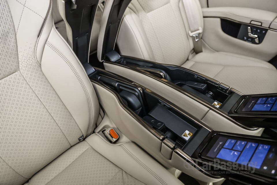 Toyota Alphard AH40 (2023) Interior