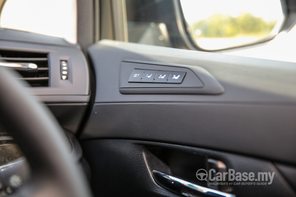 Toyota Vellfire AH30 (2016) Interior