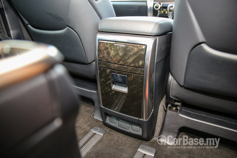 Toyota Vellfire AH30 (2016) Interior
