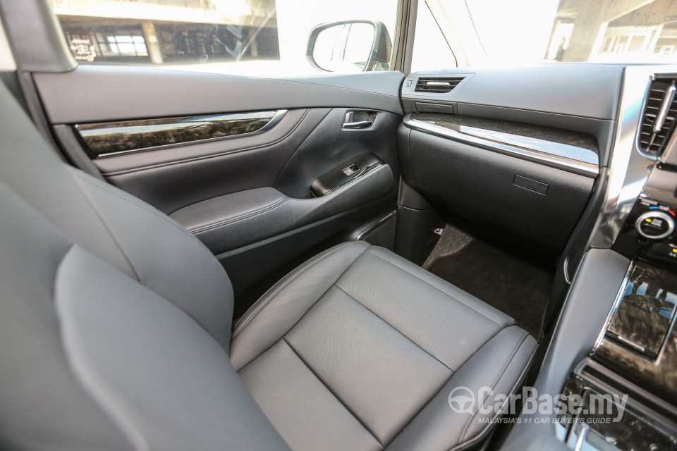Toyota Vellfire AH30 (2016) Interior