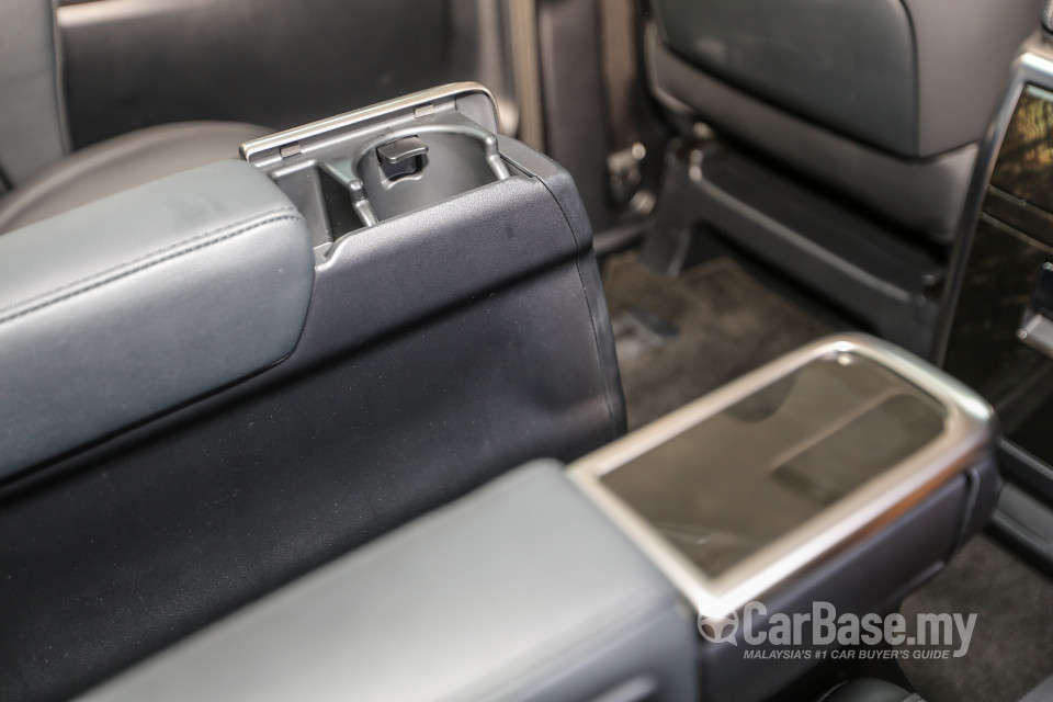 Toyota Vellfire AH30 (2016) Interior