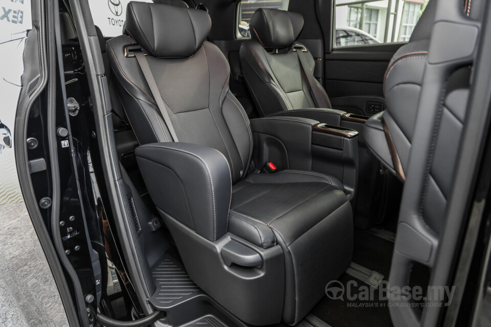 Toyota Vellfire AH40 (2023) Interior