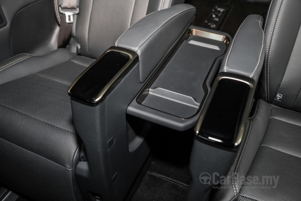 Toyota Vellfire AH40 (2023) Interior