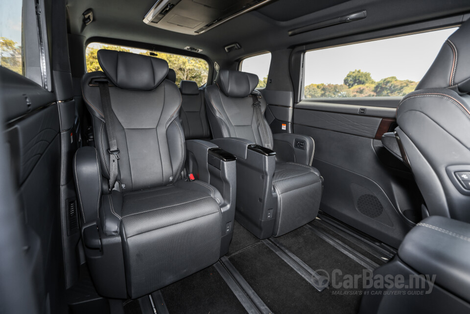Toyota Vellfire AH40 (2023) Interior