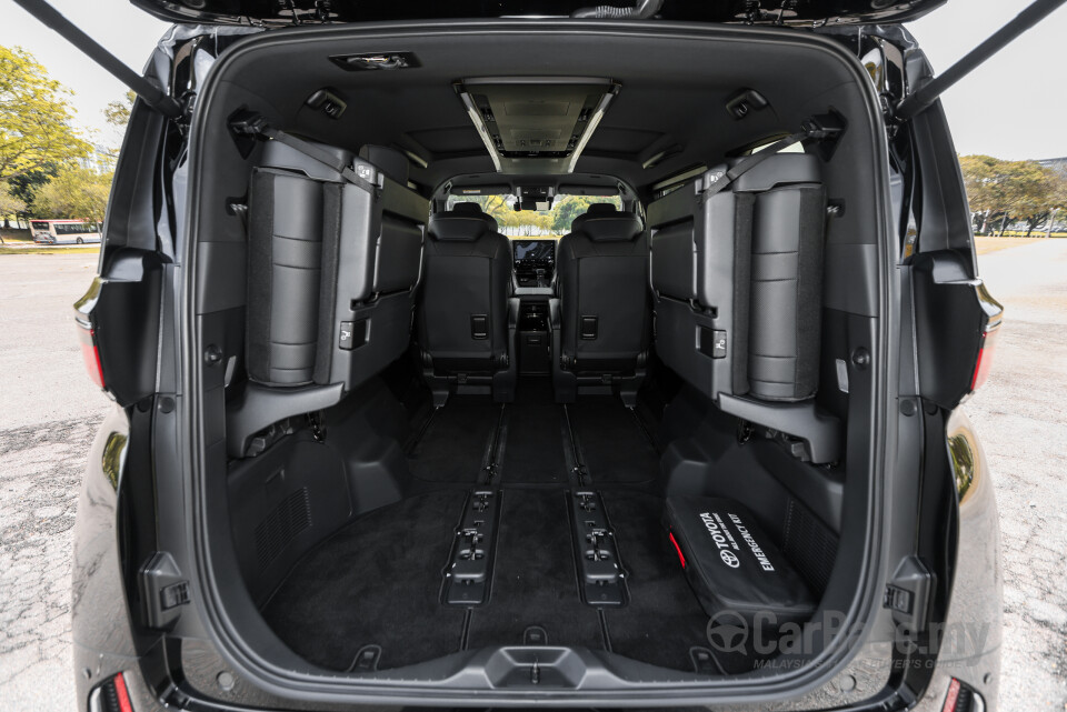 Toyota Vellfire AH40 (2023) Interior