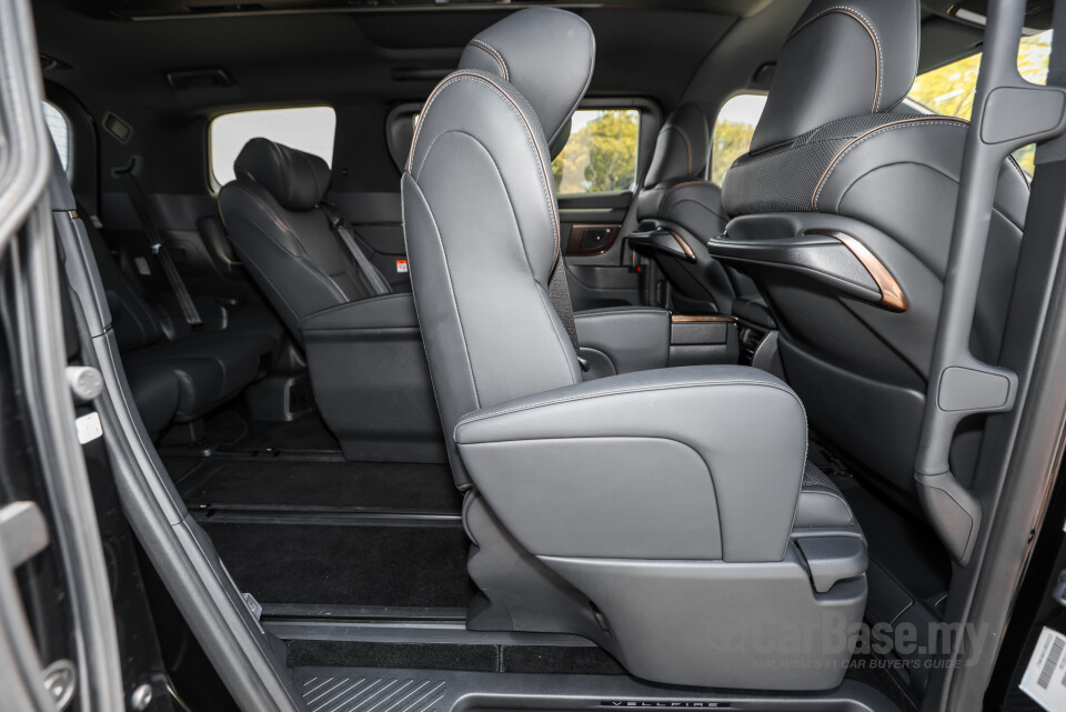 Toyota Vellfire AH40 (2023) Interior