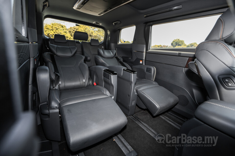 Toyota Vellfire AH40 (2023) Interior