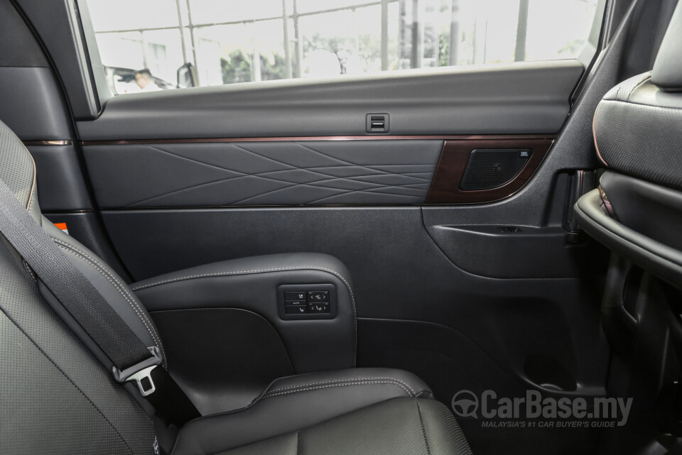 Toyota Vellfire AH40 (2023) Interior