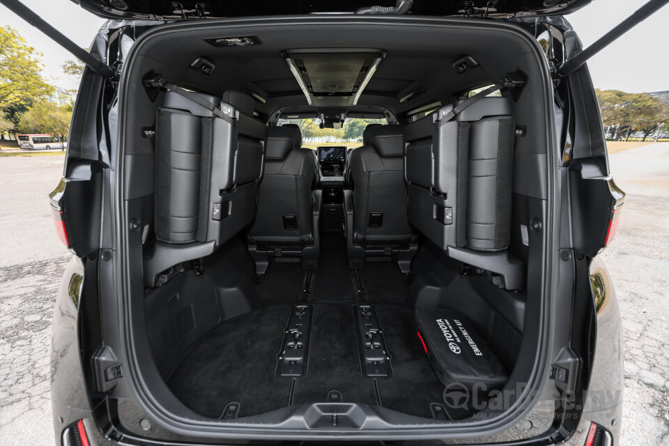 Toyota Vellfire AH40 (2023) Interior