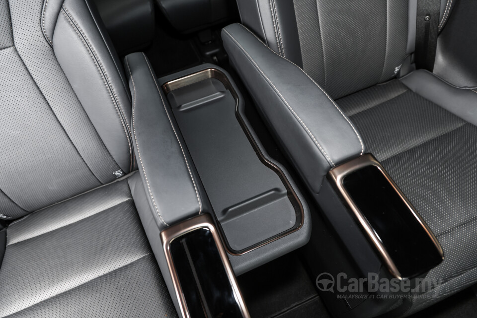 Toyota Vellfire AH40 (2023) Interior