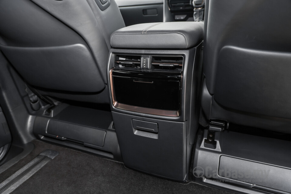 Toyota Vellfire AH40 (2023) Interior