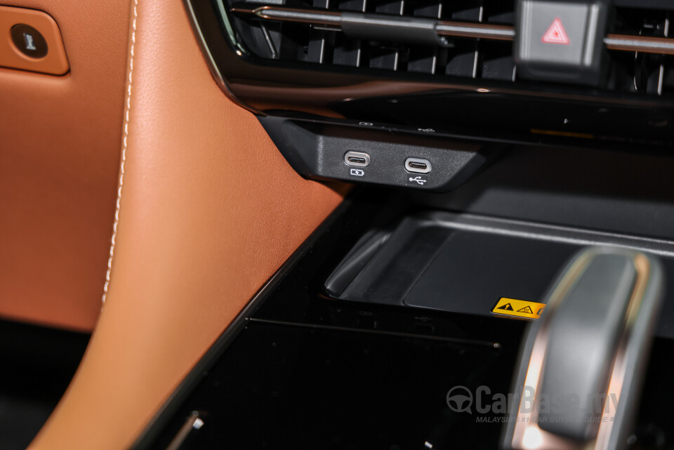 Toyota Vellfire AH40 (2023) Interior