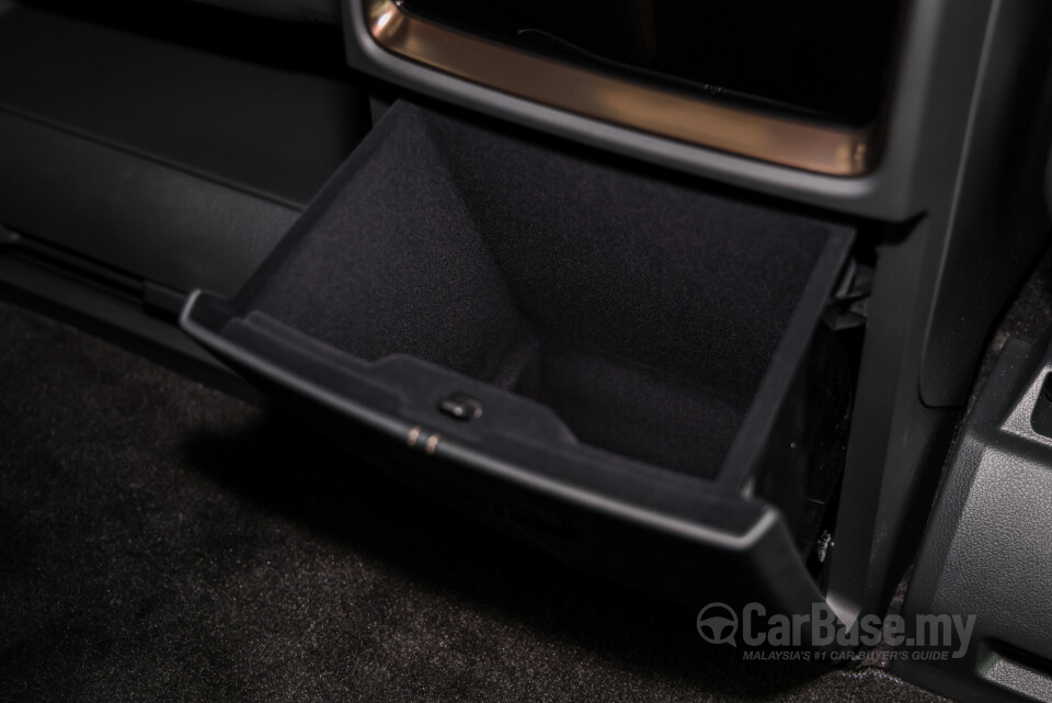 Toyota Vellfire AH40 (2023) Interior