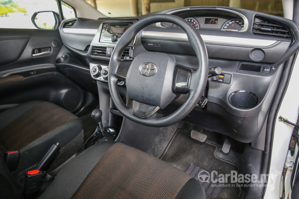 Toyota Sienta NHP170 (2016) Interior