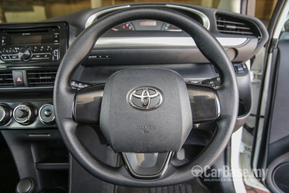 Toyota Sienta NHP170 (2016) Interior