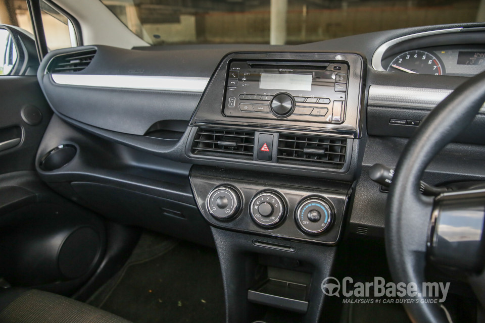 Toyota Sienta NHP170 (2016) Interior