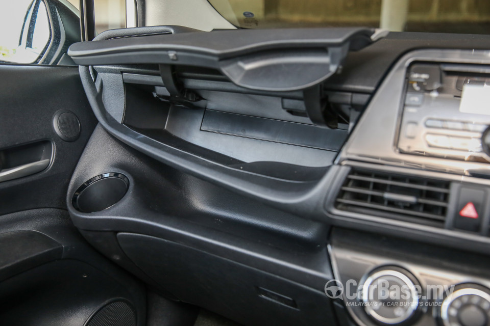 Toyota Sienta NHP170 (2016) Interior