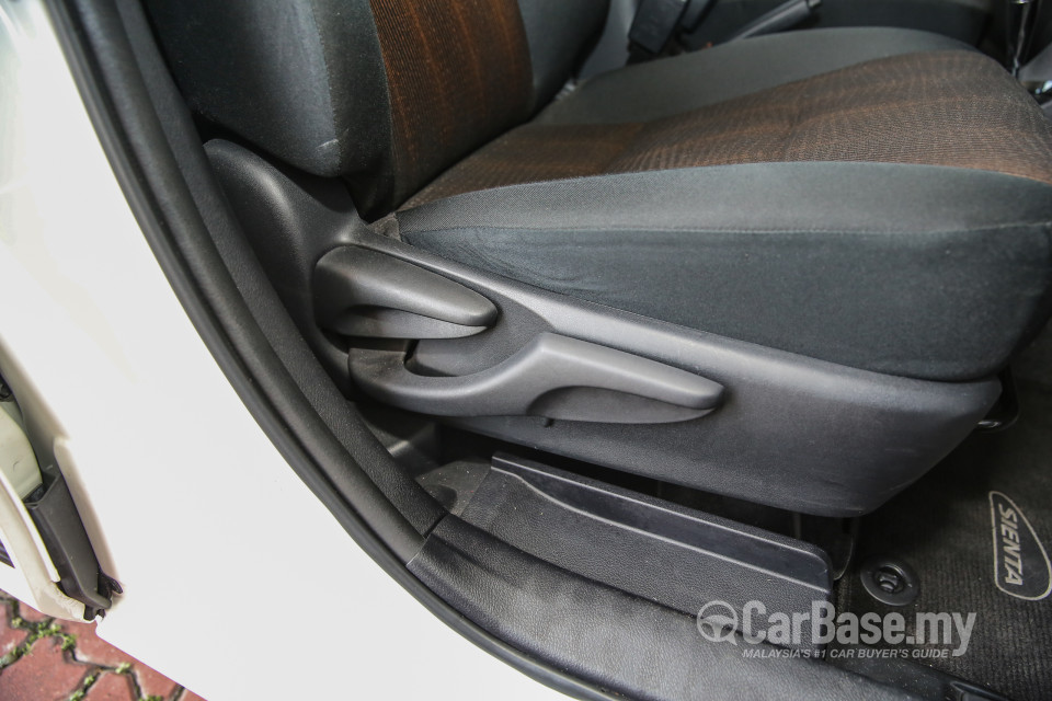 Toyota Sienta NHP170 (2016) Interior