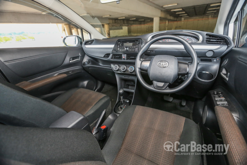 Toyota Sienta NHP170 (2016) Interior
