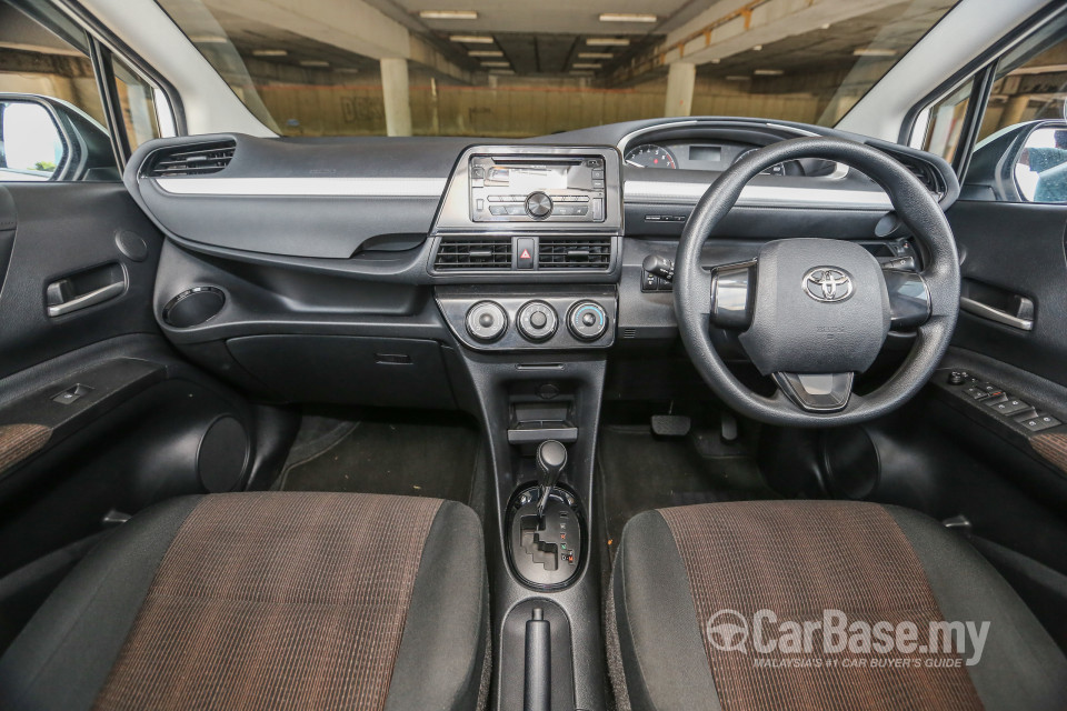 Toyota Sienta NHP170 (2016) Interior