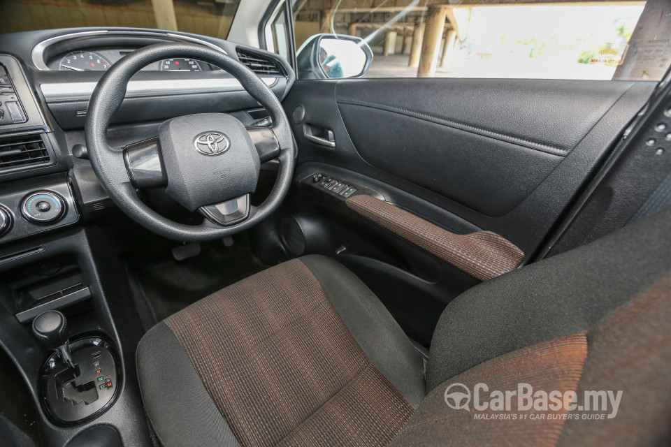 Toyota Sienta NHP170 (2016) Interior