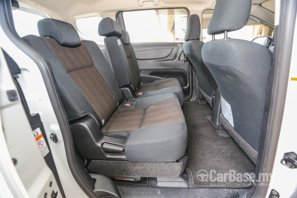 Toyota Sienta NHP170 (2016) Interior