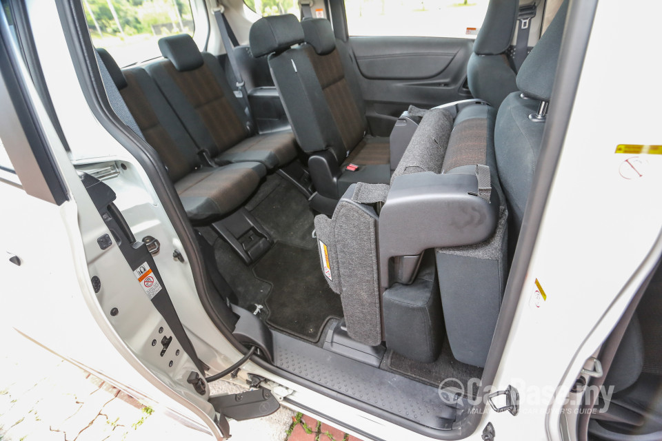 Toyota Sienta NHP170 (2016) Interior