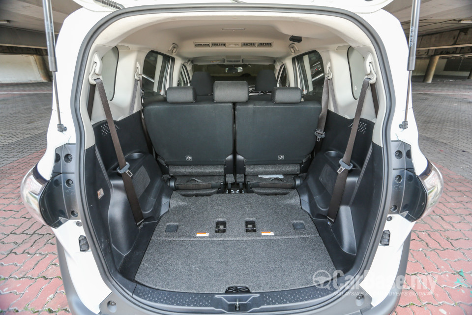 Toyota Sienta NHP170 (2016) Interior