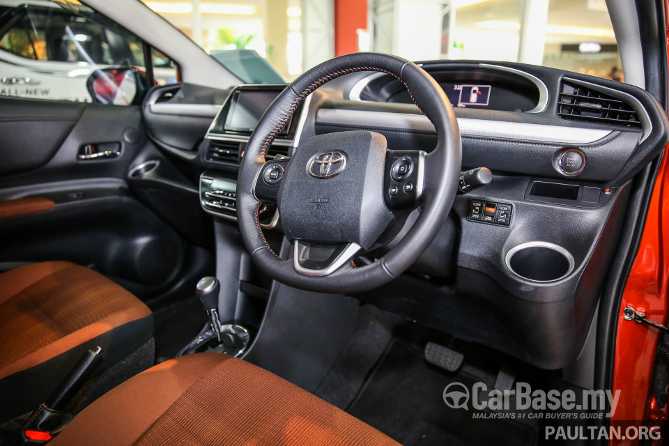 Toyota Sienta NHP170 (2016) Interior