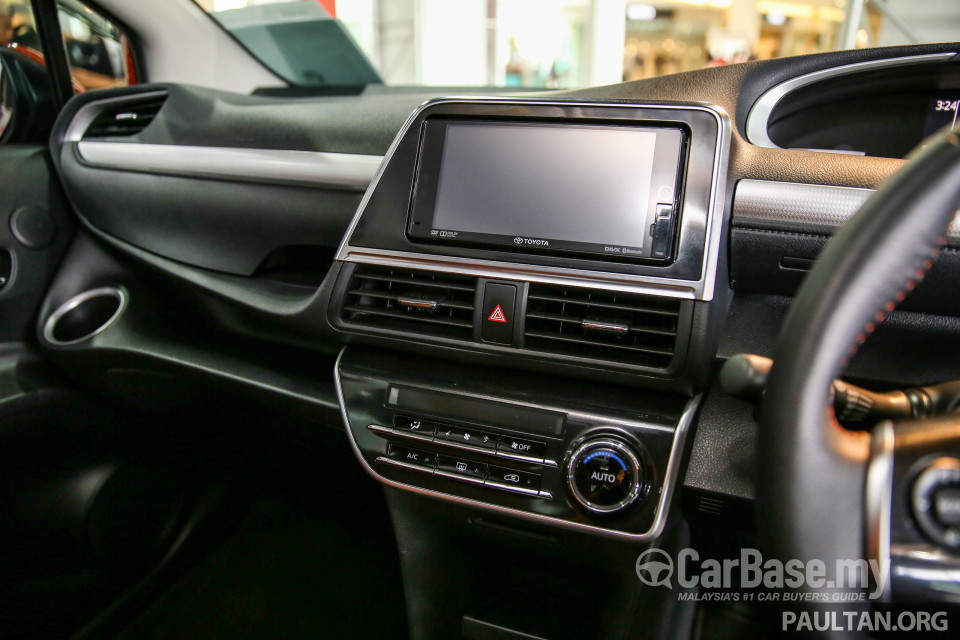 Toyota Sienta NHP170 (2016) Interior
