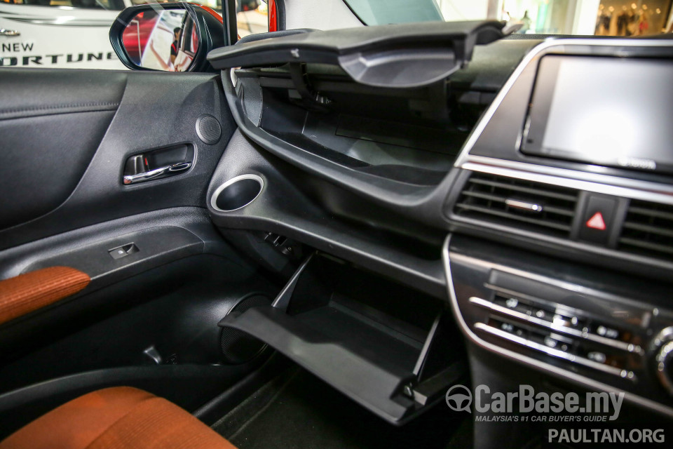 Toyota Sienta NHP170 (2016) Interior