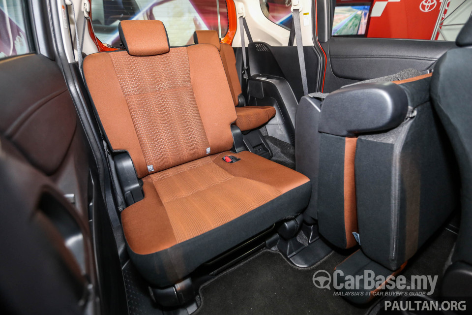 Toyota Sienta NHP170 (2016) Interior