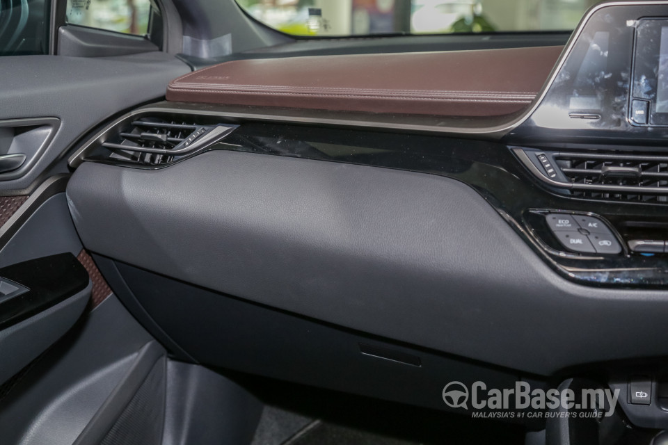 Toyota C-HR Mk1 (2018) Interior