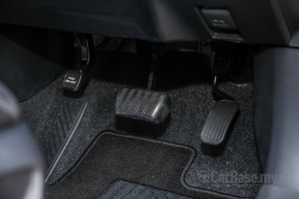 Toyota Corolla Cross XG10 (2021) Interior