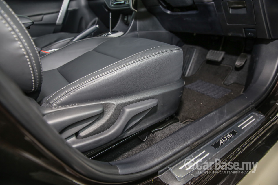 Toyota Corolla E170 facelift  (2016) Interior